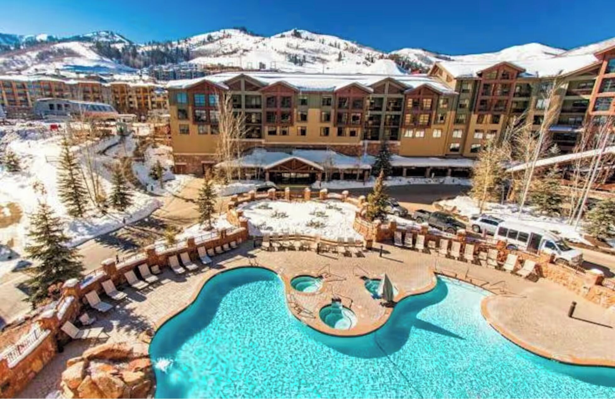 Innendørsbasseng og et oppvarmet basseng