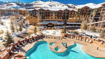 Innendørsbasseng og et oppvarmet basseng