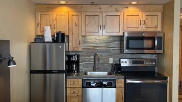 Jääkaappi, mikroaaltouuni, uuni, liesi