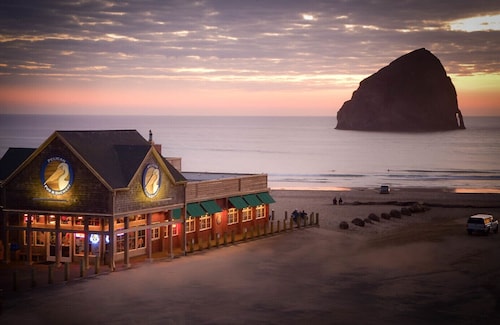 Pacific City Serenity: Walk to Beach, Pelican Brewery & Iconic Cape Kiwanda