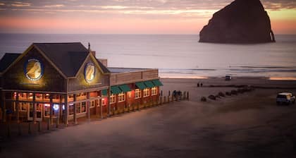 Pacific City Serenity: Walk to Beach, Pelican Brewery & Iconic Cape Kiwanda