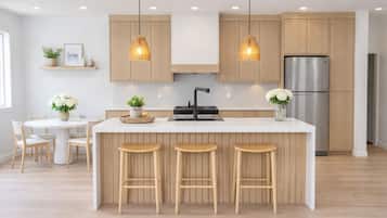 Een koelkast, een magnetron, een oven, een kookplaat