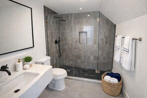 Baignoire, séchoir à cheveux, serviettes fournies