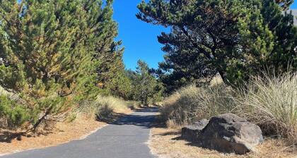 Pacific City Serenity: Walk to Beach, Pelican Brewery & Iconic Cape Kiwanda