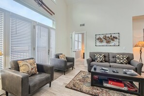 TV connectée, cheminée, livres