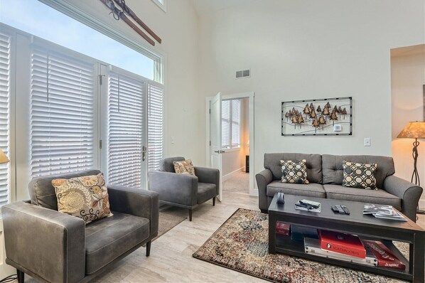 Smart TV, fireplace, books - Walk to Main Street - Ski in/Out, Hot Tub, Perfect Location! (Park City)