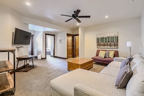 Flat-screen TV, fireplace, stereo