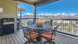 Outdoor dining - Private Hot Tub, Close to Resorts - Private Hot Tub - Close to PC, Mountain Mansion Family Getaway (Heber City)