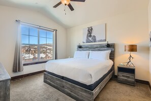 3 bedrooms, iron/ironing board, WiFi, bed sheets - Private Hot Tub, Close to Resorts - Private Hot Tub - Close to PC, Mountain Mansion Family Getaway (Heber City)