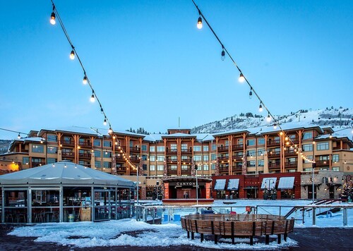 Ski IN Out, Perfect Location King Bed at Sundial Lodge w/ Hot Tub and Pool!