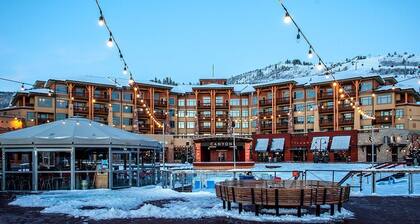 Ski IN Out, Perfect Location King Bed at Sundial Lodge w/ Hot Tub and Pool!