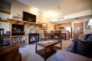 TV a schermo piatto, caminetto