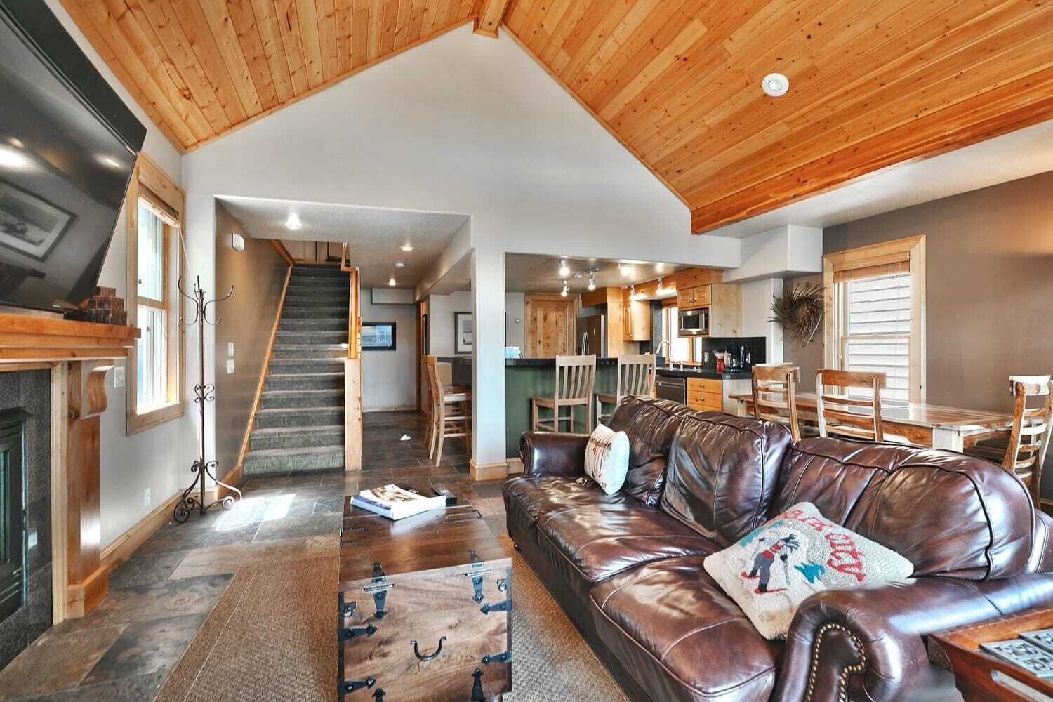 スマートテレビ、暖炉、書庫