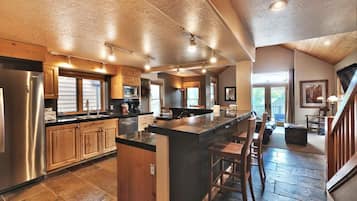 Køleskab, mikrobølgeovn, ovn, kogeplade