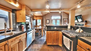 Køleskab, mikrobølgeovn, ovn, kogeplade