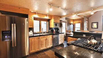 Køleskab, mikrobølgeovn, ovn, kogeplade