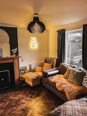 Smart TV, fireplace, DVD player, music library - This Must Be The Place, Skye - Carbost (Carbost)