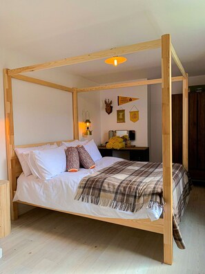 2 bedrooms, desk, iron/ironing board, travel cot