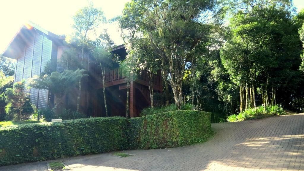 Un bâtiment doté d’une terrasse en bois et d’une allée pavée.