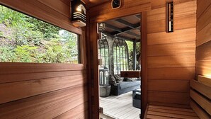 A wooden sauna with a bench, a bench in the middle, and a bench on the right. - Cabin Forest Retreat (Monte rio)