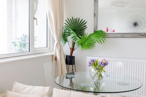 Dining room - 3 Bed Flat, Dedicated Workspace, Parking, 4KTV (London)