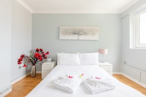 Room amenity - 3 Bed Flat, Dedicated Workspace, Parking, 4KTV (London)