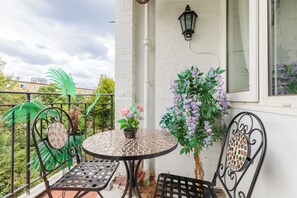 Balcony view - 3 Bed Flat, Dedicated Workspace, Parking, 4KTV (London)