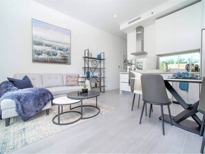 TV, offices - Stylish 1 Bd/1Bth Penthouse Apt w/ Rooftop Pool (Grand Cayman)