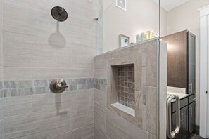 Een douche, een haardroger, handdoeken