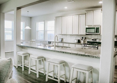 Family Haven: Spacious 4-Bedroom Retreat!