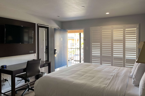 Desk, laptop workspace, free WiFi, bed sheets