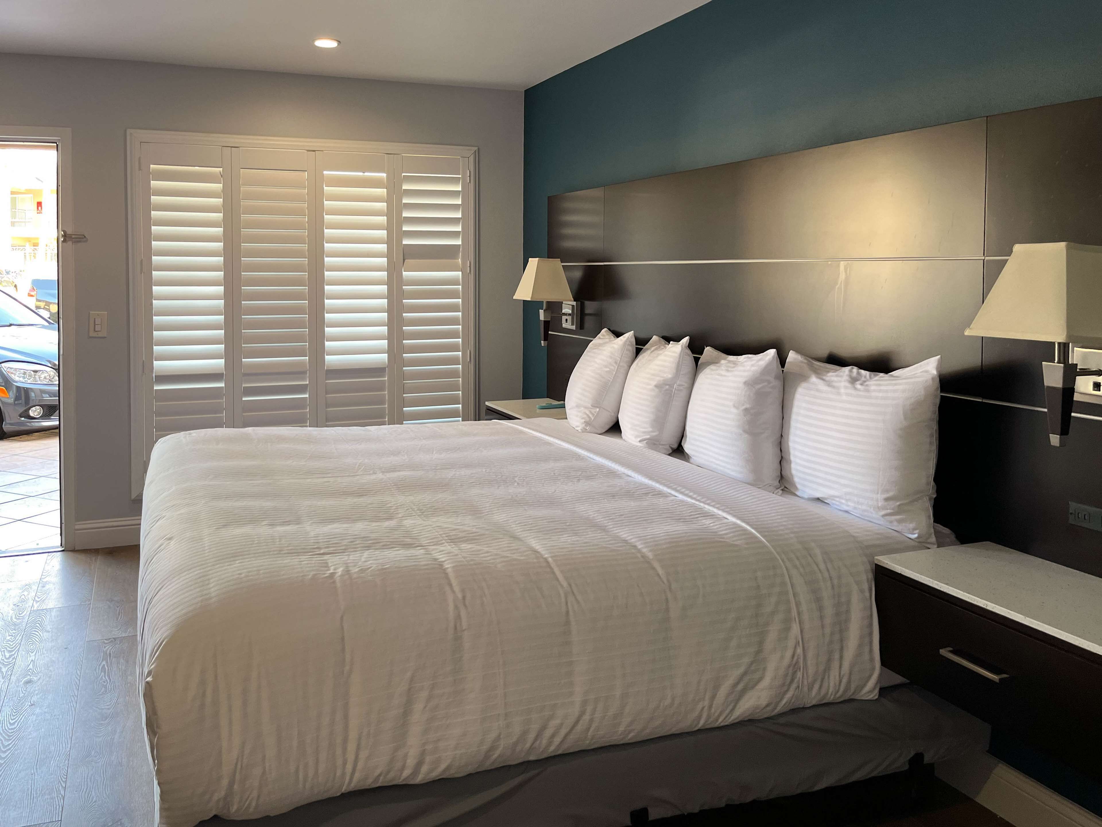 办公桌、笔记本电脑工作区、免费 WiFi、床单