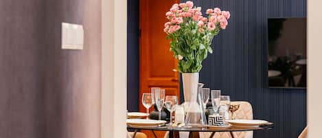 Executive-Apartment | 1 Schlafzimmer, Bügeleisen/Bügelbrett, kostenloses WLAN, Bettwäsche