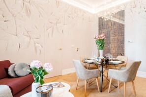 Appartamento Executive | Area soggiorno | Smart TV 40 pollici con canali digitali