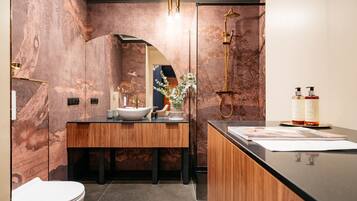 Executive Apartment | Bathroom | Shower, free toiletries, hair dryer, towels