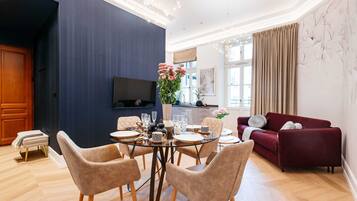 Executive Apartment | 1 bedroom, iron/ironing board, free WiFi, bed sheets