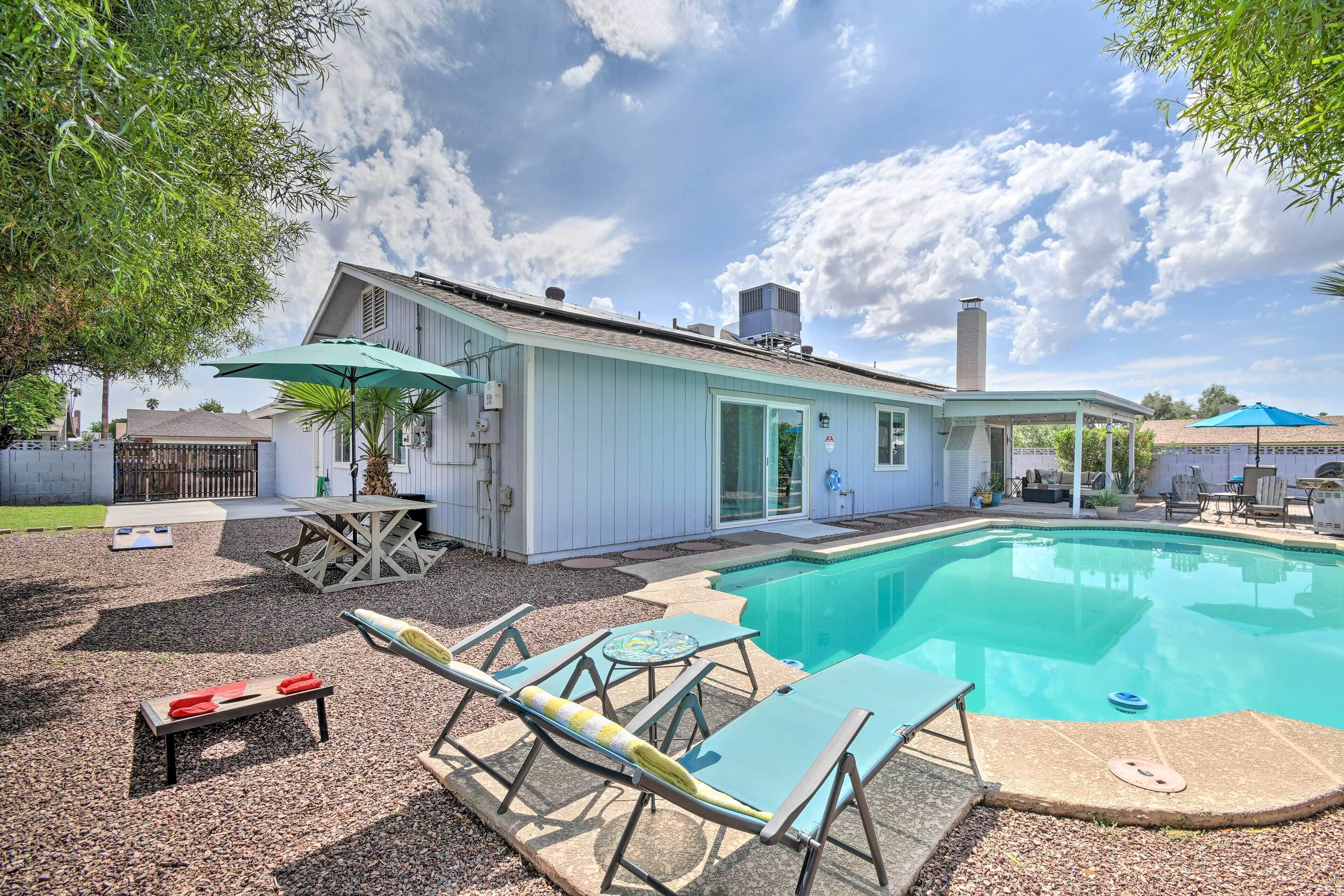 Phoenix Home w/ Sunny Backyard, Diving Pool