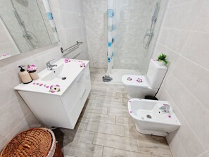 Douche, sèche-cheveux, serviettes fournies