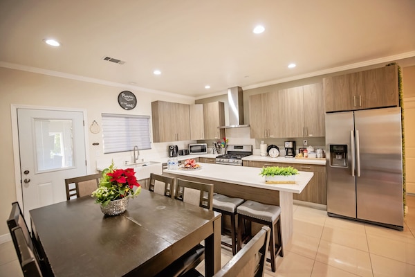 Kjøleskap, mikrobølgeovn, ovn og kokeplater