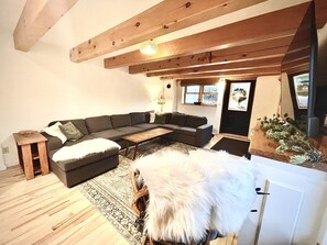 Una Smart TV, una chimenea, una mesa de tenis de mesa, libros