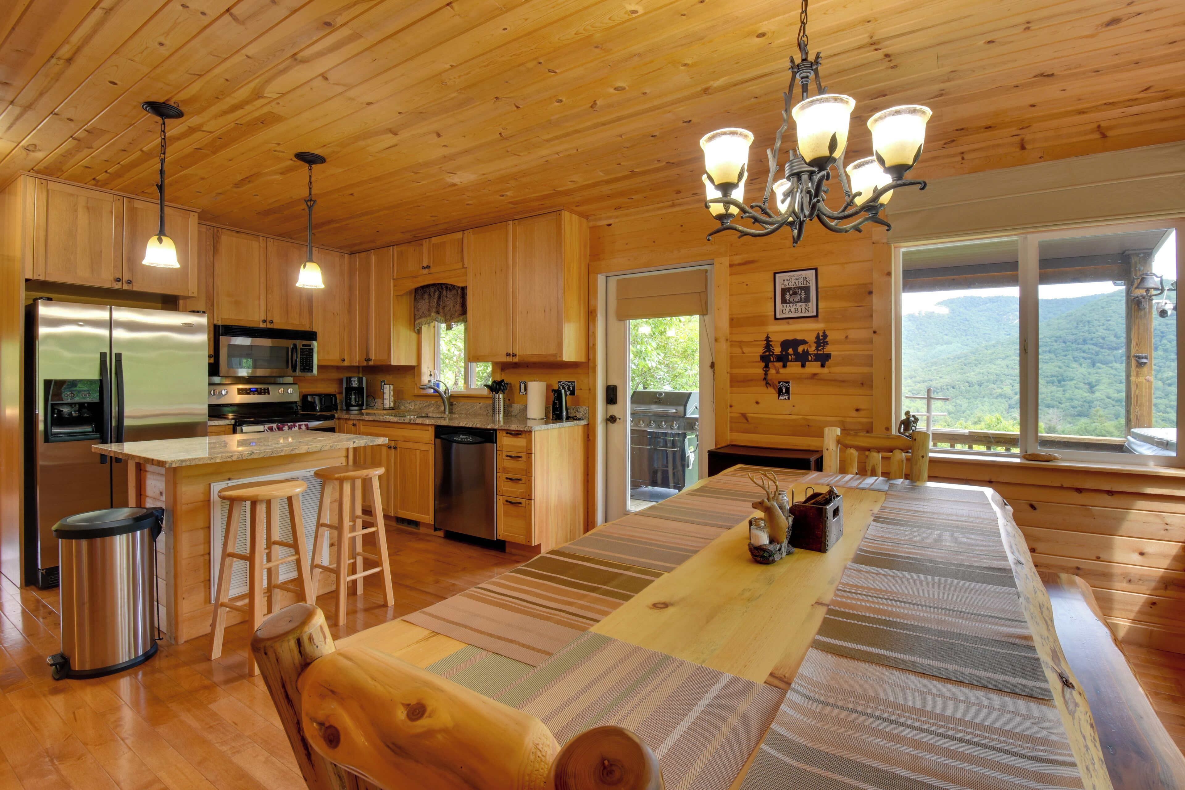 Franklin Cabin w\/ Game Room, Mountain-View Deck