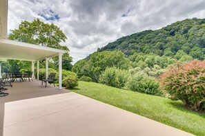 Outdoor dining - Near Hiking: Home w/ Trout Stream in Bakersville! (Bakersville)