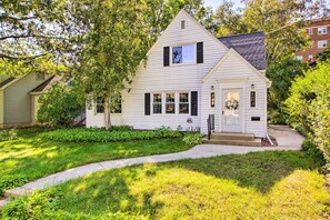 Exterior - Elegant Home w/ Deck, 5 Blocks to Mayo Clinic (Rochester)