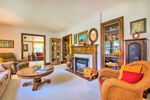 TV, fireplace, books - Elegant Home w/ Deck, 5 Blocks to Mayo Clinic (Rochester)