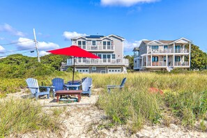 Exterior - Private Beach! Oceanfront Escape in Mattapoisett (Mattapoisett)