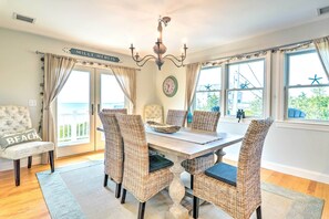 Dining - Private Beach! Oceanfront Escape in Mattapoisett (Mattapoisett)