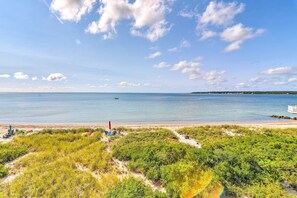 On the beach - Private Beach! Oceanfront Escape in Mattapoisett (Mattapoisett)