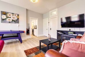 Fernseher, Kamin, Tischfußball, Tischtennisplatte