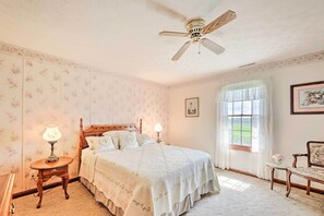 3 bedrooms, iron/ironing board, travel cot, WiFi - Charming Williamstown Retreat w/ Private Yard (Williamstown)