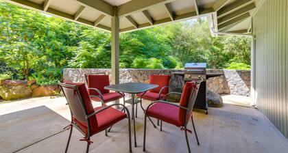 Bright Haiku Studio: Patio + Rainforest View